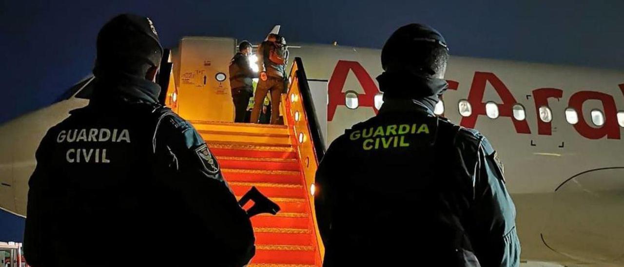Dos guardias civiles, ante el avión de Air Arabia.  | DM