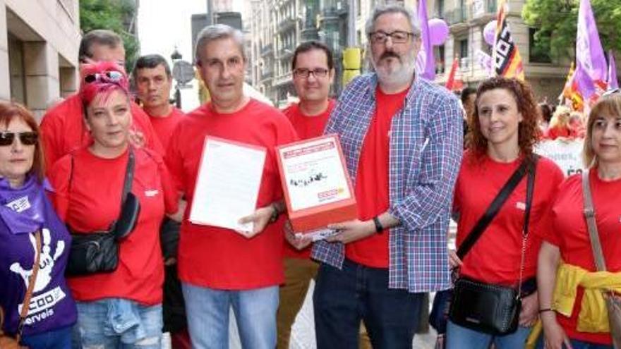 Van entregar a la Generalitat prop de 12.000 firmes.