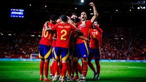 España vence a Dinamarca y se pone líder del grupo