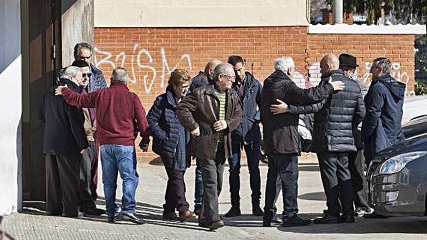 Decenas de cargos y vecinos arropan a los familiares del dirigente popular en el velatorio