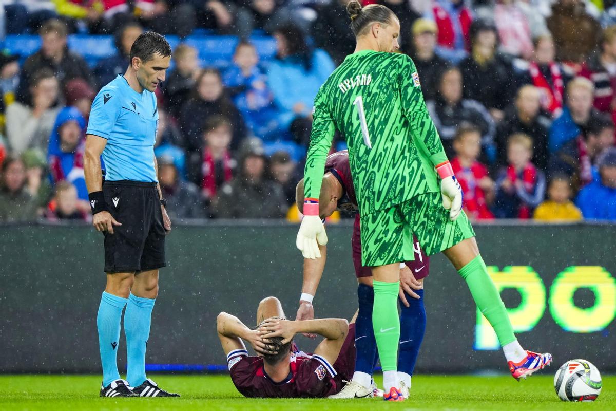  El noruego David Moller Wolfe reacciona en el campo durante el partido de fútbol de la UEFA Nations League entre Noruega y Austria en el estadio Ullevaal, Oslo, Noruega, 09 de septiembre de 2024. 