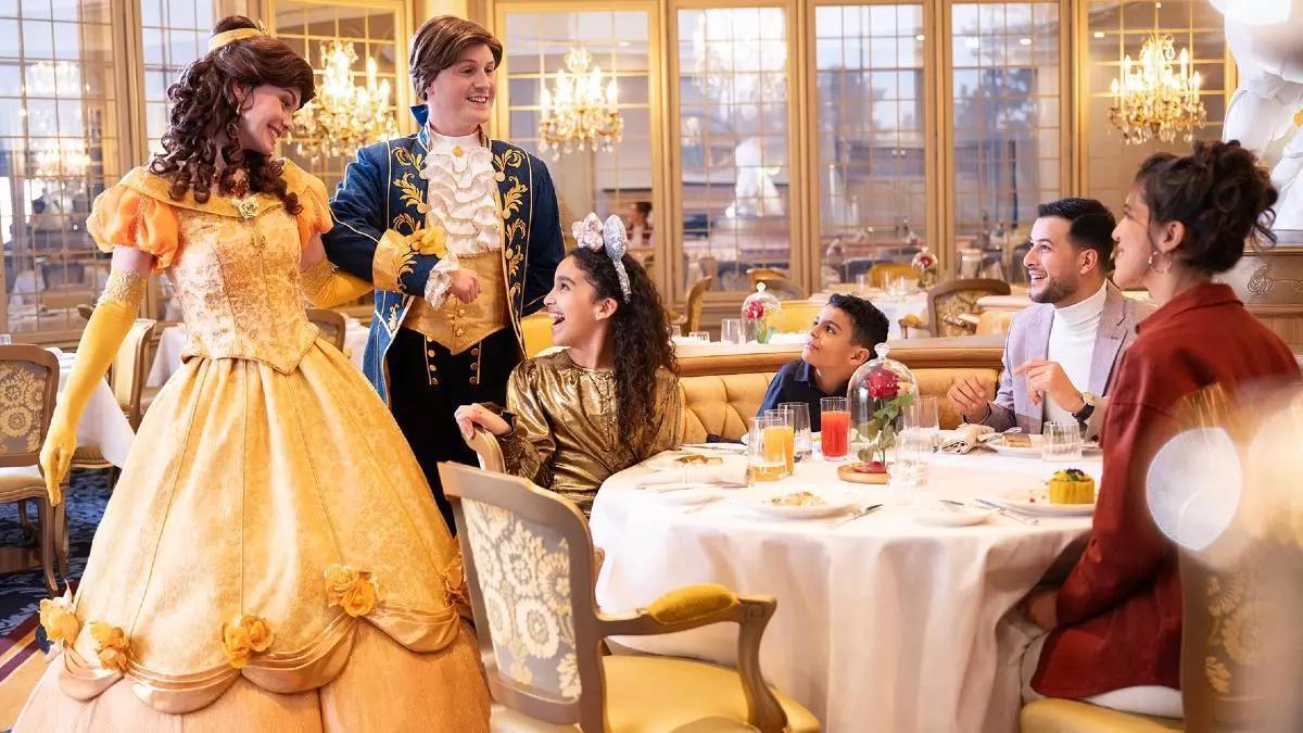 En 'La Table de Lumière' los huéspedes reciben las visitas de las princesas Disney