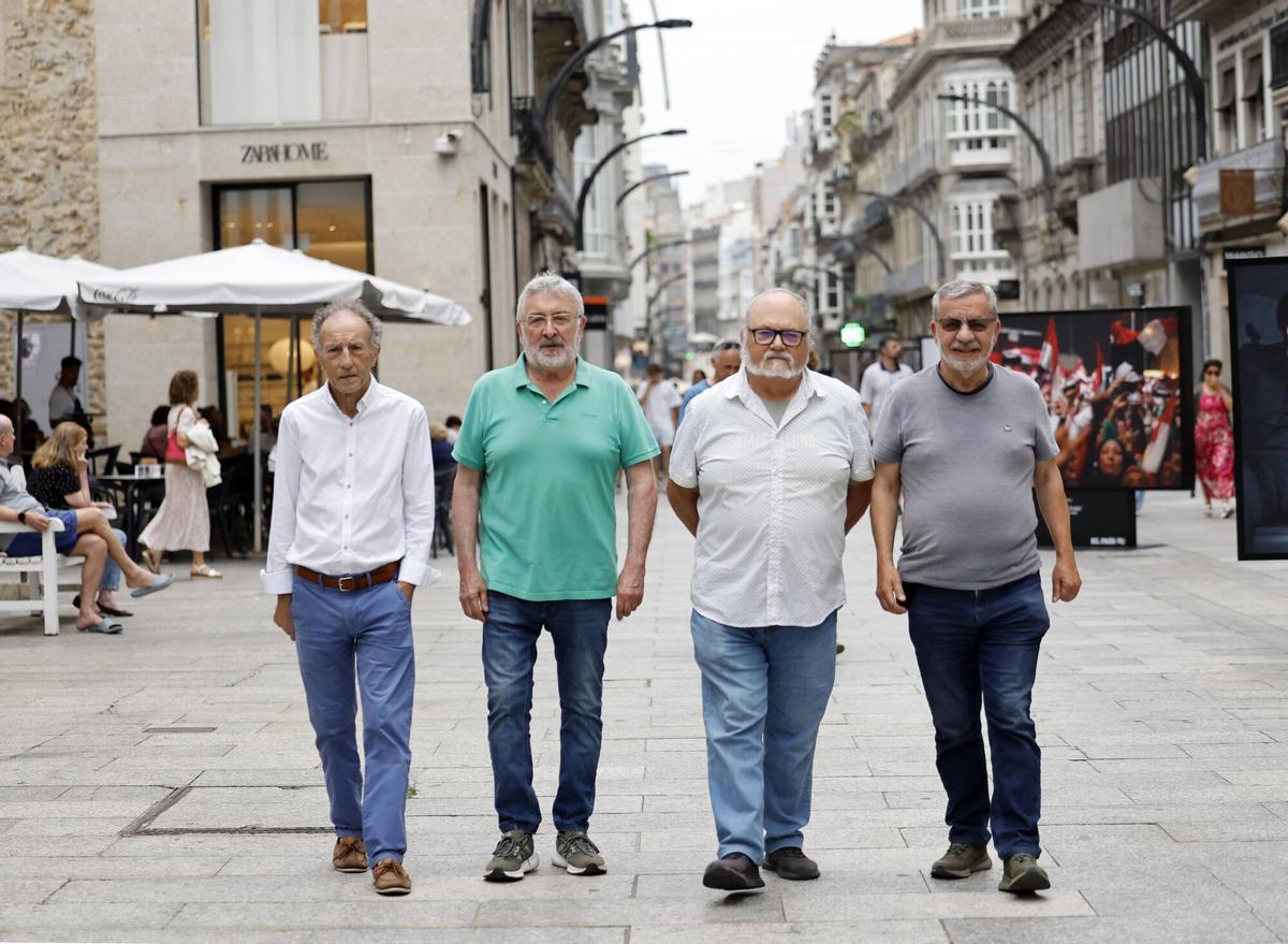 Vigo. Víctimas de torturas durante el Franquismo en Vigo, con motivo del Día Internacional en Apoyo de las Víctimas de Tortura (26 de junio). Suso Vázquez (de verde), Paco Montes (con barba y gafas, y camisa blanca), Manolo Reboiras (de gris), y Xosé María Brañas