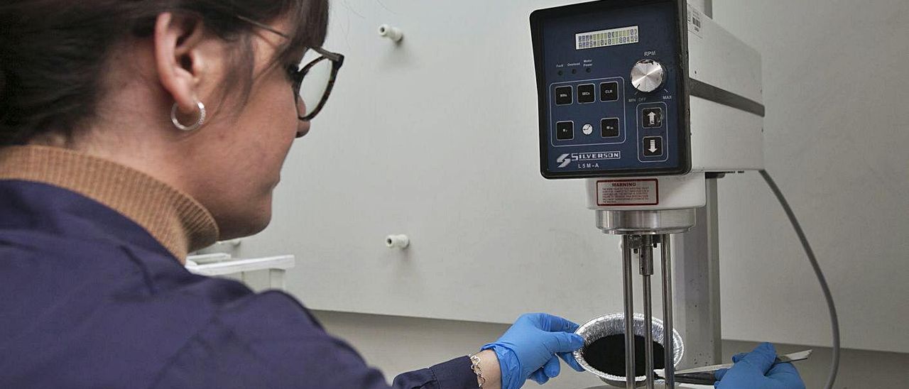 Una investigadora de Applynano pesa óxido de grafeno y abajo laboratorio del Idibe. Una investigadora de Applynano pesa óxido de grafeno y abajo laboratorio del Idibe.