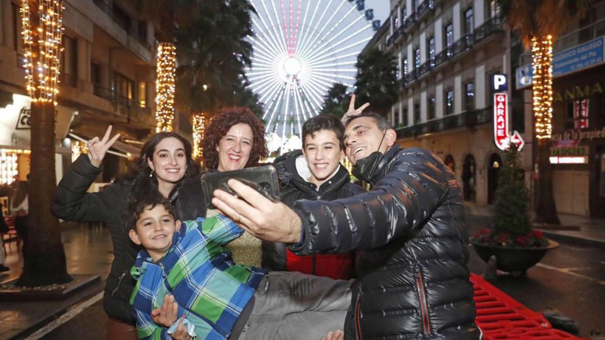 El mal tiempo no frenó los selfies con la Navidad de Vigo.  | // P. H.