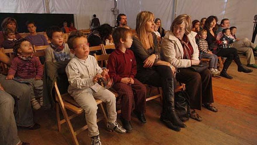 Infantil Els nens gaudeixen de les titelles