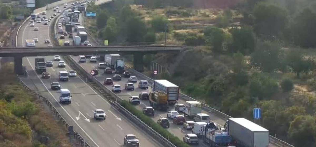 Imagen de la A-7 a la altura de Manises, con congestión este lunes