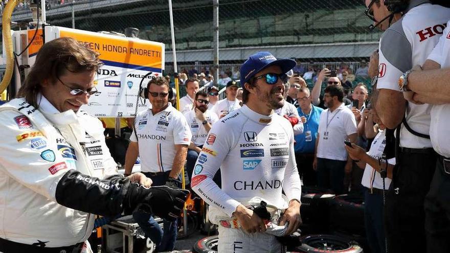 Alonso habla con sus ingenieros tras la sesión de entrenamientos. // Efe