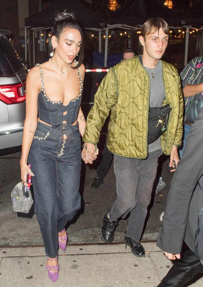 Dua Lipa, con conjunto vaquero y zapatos de plataforma morados, y su novio, Anwar Hadid