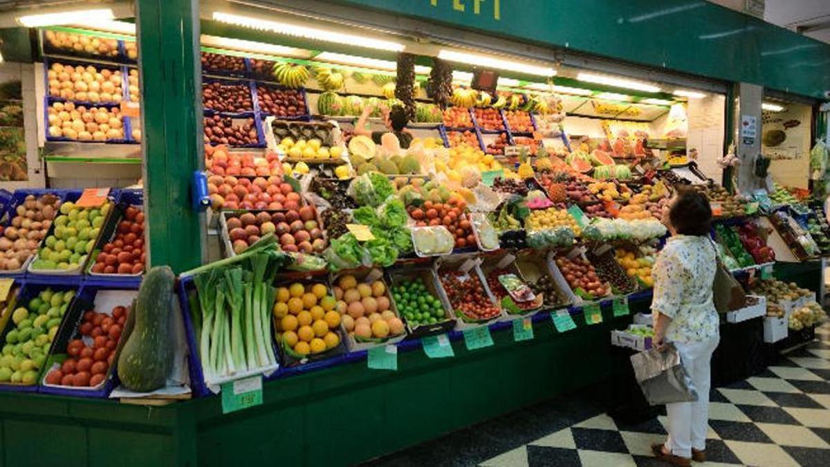 Una persona compra en un mercado.