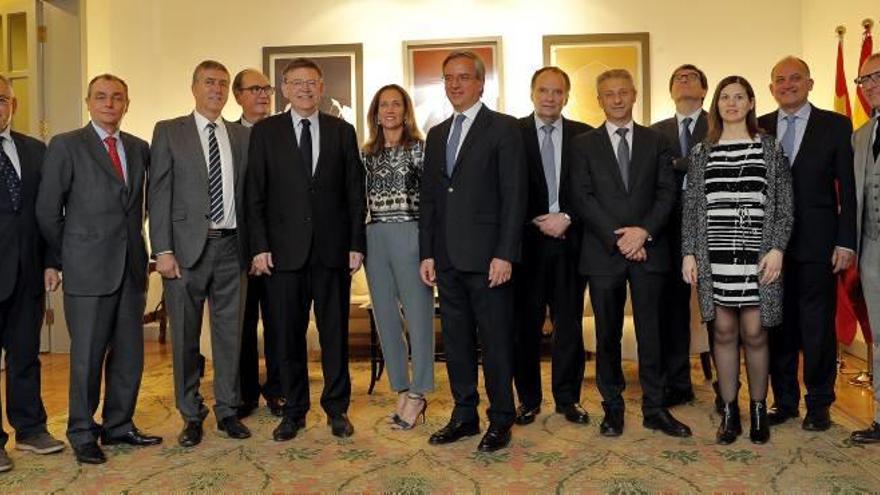 El president Puig y miembros de la delegación valenciana junto al embajador de España en Pekín.