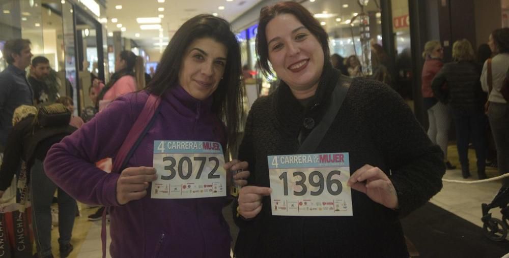 Recogida de dorsales en el Thader para la IV Carrera de la Mujer