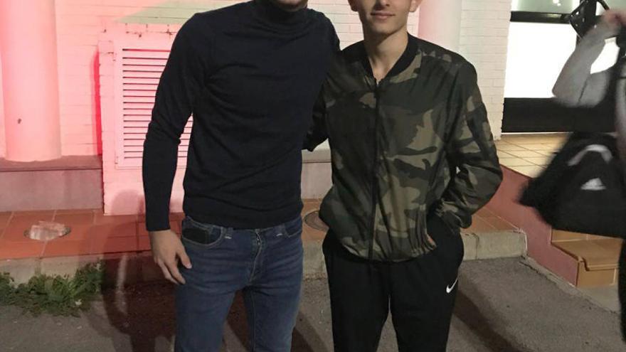 Javier Benlloch se hizo una fotografía con el propio Gonçalo Guedes en la Ciudad Deportiva de Paterna.