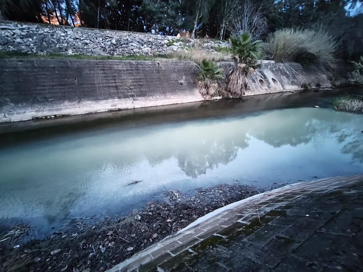 Vertido de color blanquecino detectado en el barranco de Barxeta.