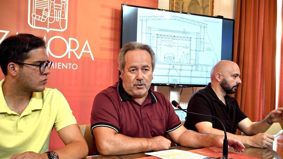 El alcalde de IU en Zamora, Francicos Guarido, junto a los concejales de Obras, Pablo Novo (izquierda), y de Deportes, Manuel Alexandre.