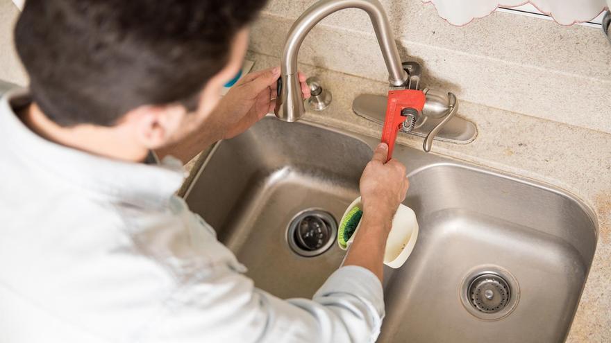 Adiós al atasco del fregadero: la pastilla que debes colocar en el lavabo para acabar con este problema