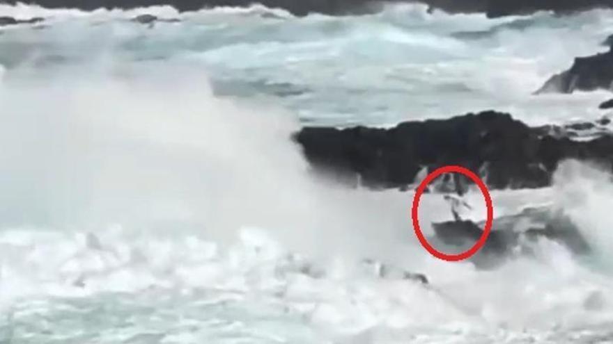 De la foto perfecta a la tragedia: un pescador escapa por los pelos de una gran ola en Lanzarote