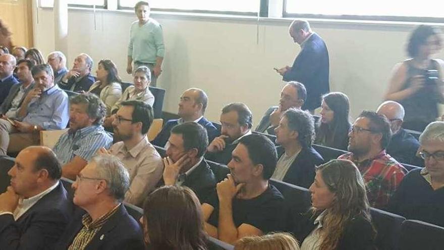 Rafael Cuiña, Jesús Otero y Belén Cachafeiro fueron algunos de los alcaldes que acudieron ayer a Pontevedra.