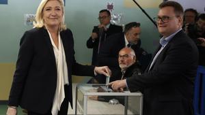 Marine Le Pen vota en las elecciones presidenciales francesas