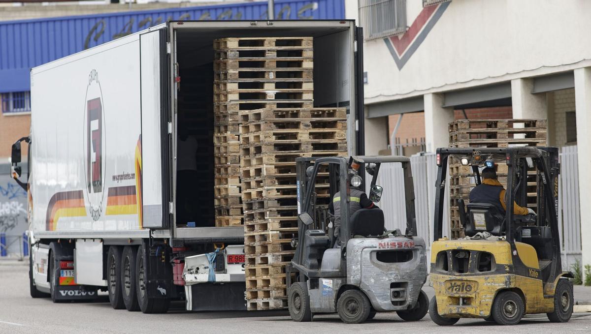 Dos hombres trabajan transportando palés en el Polígono Industrial de Vallecas el día en el que se reactiva la actividad laboral no esencial en las empresas cuyos empleados no puedan teletrabajar cuando se cumple un mes desde el inicio del estado de alarma decretado a consecuencia del coronavirus, en Madrid (España), a 13 de abril de 2020. 13 ABRIL 2020 OBREROS;MÁQUINAS DE TRANSPORTE Eduardo Parra / Europa Press 13/04/2020 13 ABRIL 2020 OBREROS;MÁQUINAS DE TRANSPORTE. Eduardo Parra