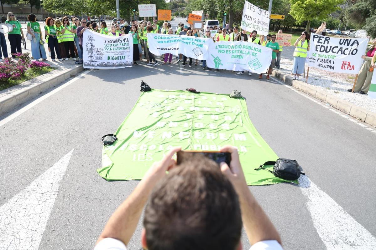 Huelga de docentes en Alicante: la manifestación llega a la Avenida de Dénia