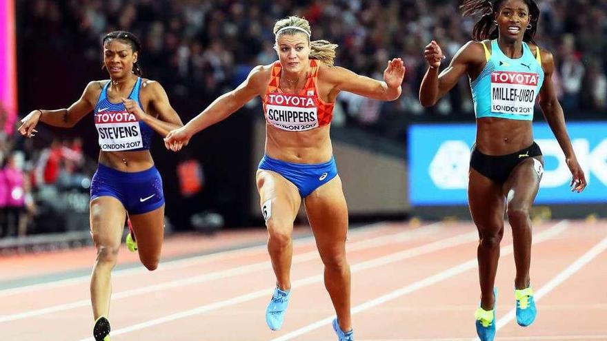 La holandesa Dafne Schippers se lanza sobre la línea de meta para hacerse con el triunfo.