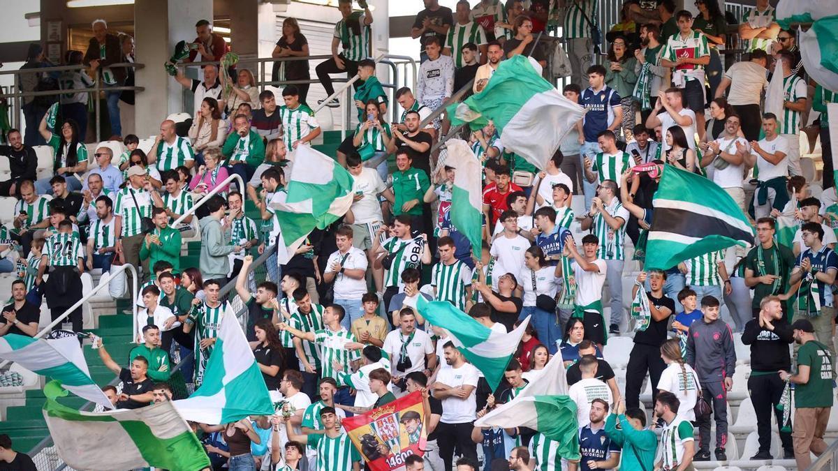El público anima al Córdoba CF en el Bahrain Victorious Nuevo Arcángel.
