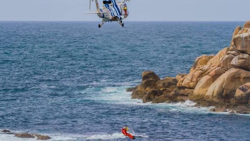 Uno de los rescates del Pesca 1 con Rubén Lijó a punto de tomar contacto con el agua.