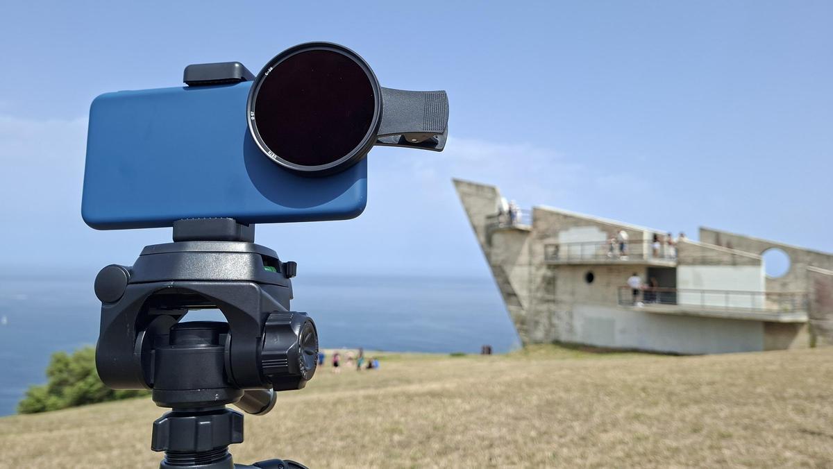 El filtro solar colocado en el móvil, con un adaptador especial.