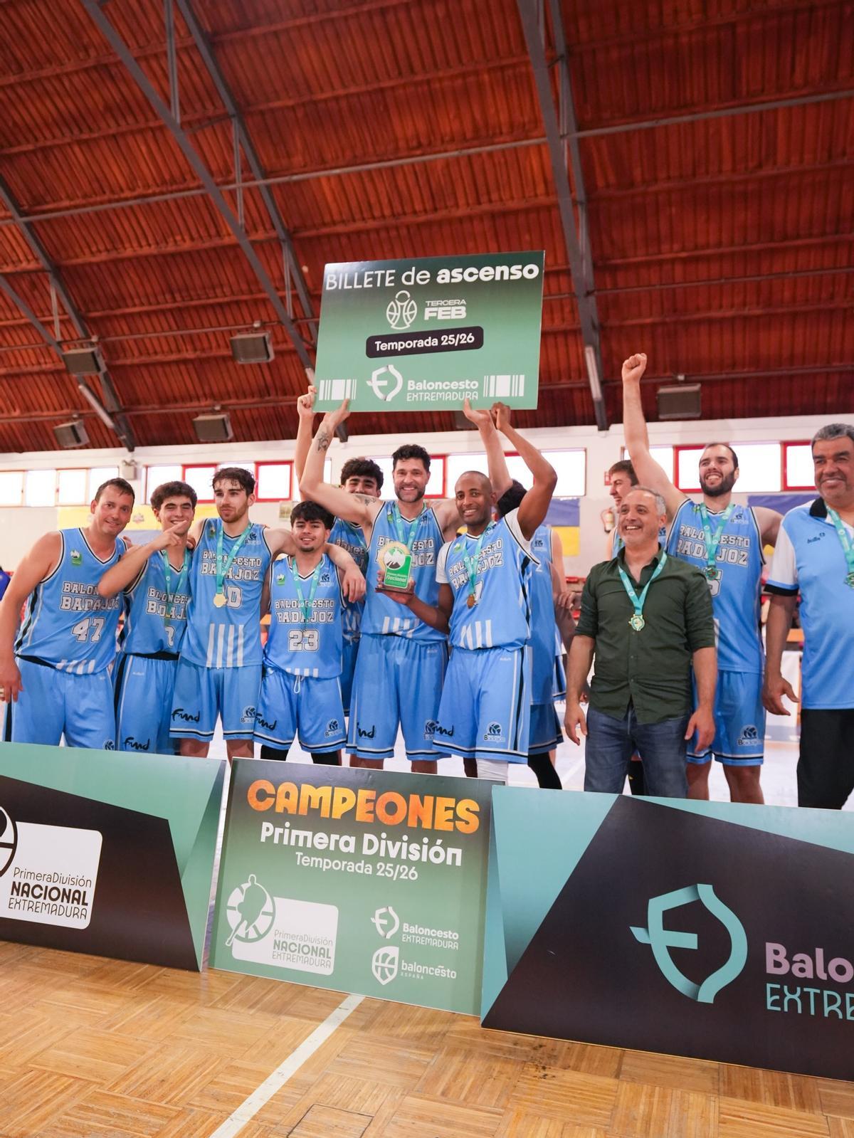 La plantilla del Baloncesto Badajoz celebra el tñitulo de Primera y el ascenso.