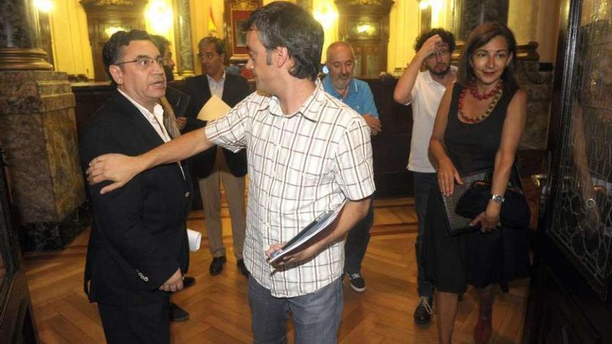 El portavoz del PSOE, José Manuel Dapena, junto al alcalde, Xulio Ferreiro.