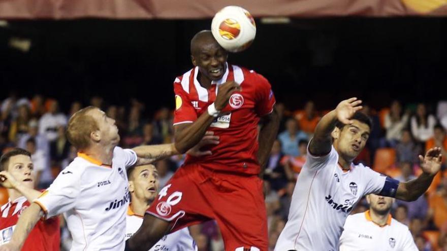 M&#039;Bia conecta el cabezazo que dio el pase a la final al Sevilla en 2014.