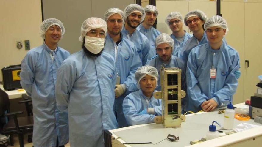 Los ingenieros gallegos, con colegas brasileños y japoneses, durante la integración del satélite en Sudamérica.