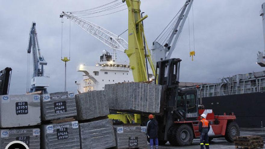 El buque &quot;Macaw Arrow&quot; transporta casi 13.000 toneladas de piedra para varias empresas. // José Lores