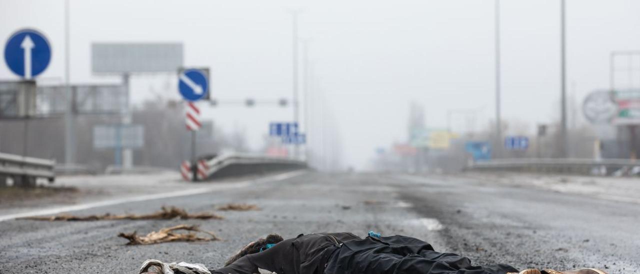 El cadáver de un civil yace en una carretera a 20 km de Kiev.