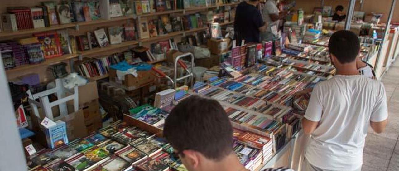 Novedades y «reliquias» hasta final de mes en la Feria del Libro de Santa Pola