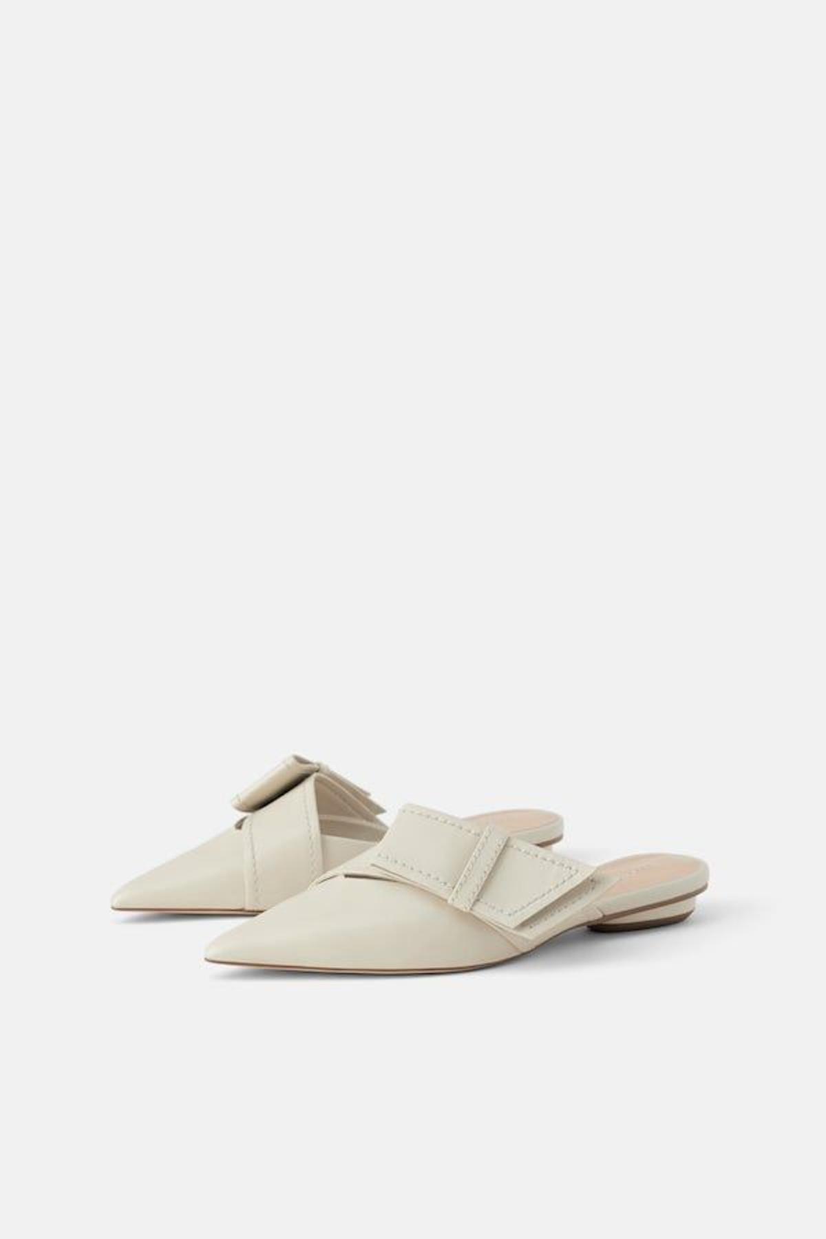 Mules en piel con lazo, de Zara