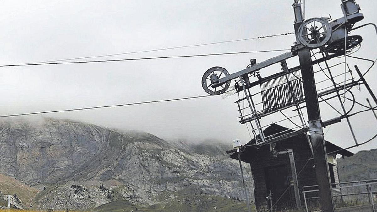 Imagen de uno de los remontes de la estación de Candanchú.