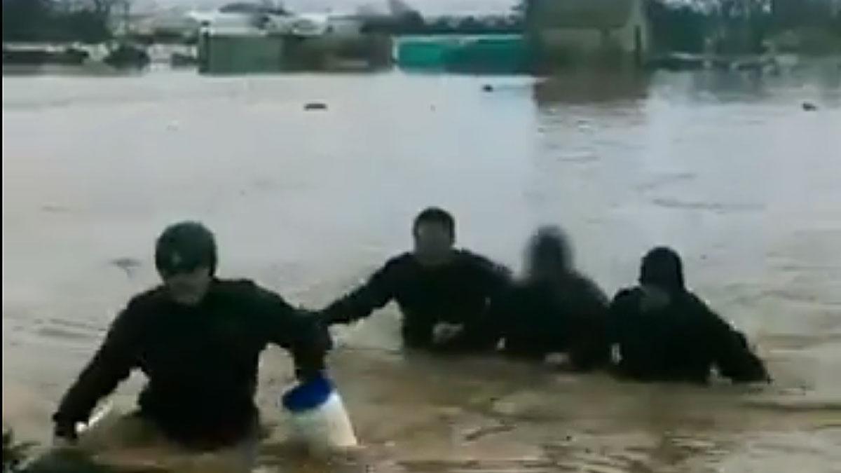 Rescate del agricultor de Malgrat afectado por la crecida del río Tordera.