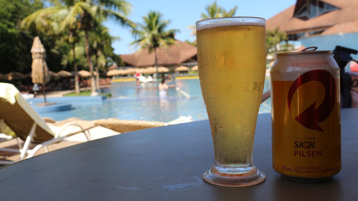 Tranquilidad en la piscina de un hotel solo para adultos.