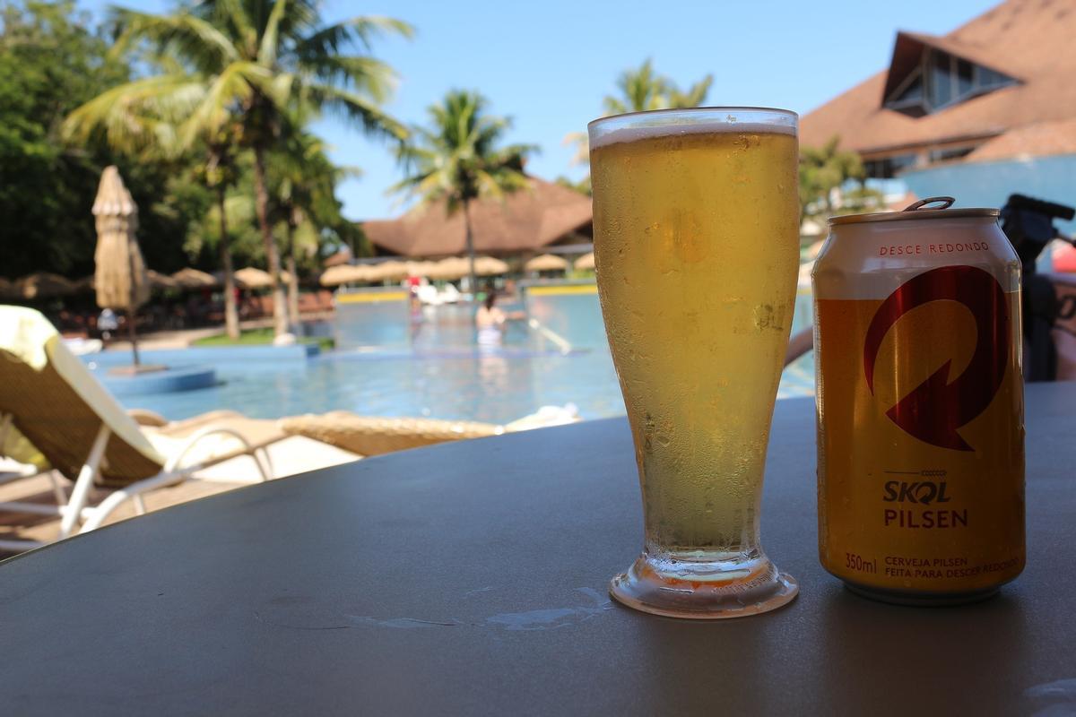 Tranquilidad en la piscina de un hotel solo para adultos.