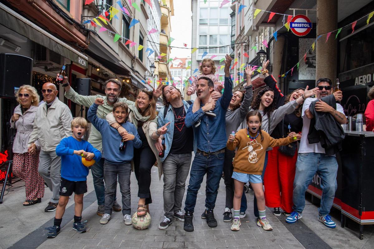 Una pandilla disfruta de la tarde de San Juan en la calle Torreiro.