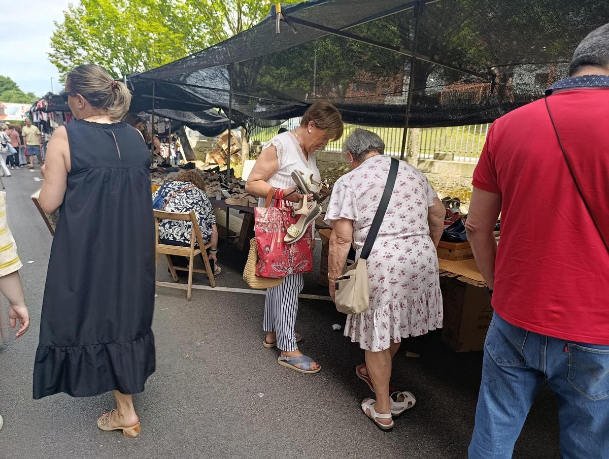 Vestidos y sandalias reinan en el mercado de la Pola