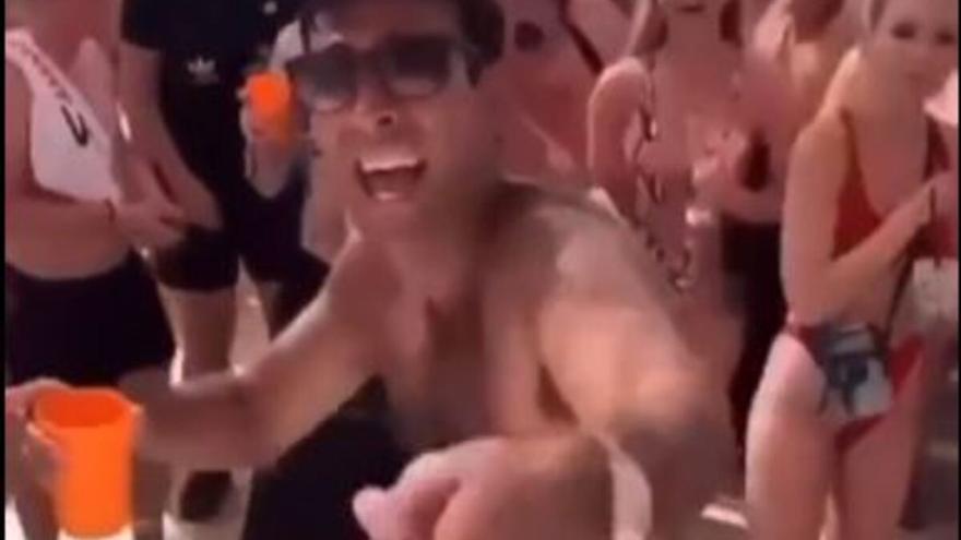 ¿Han captado a Rishi Sunak, nuevo primer ministro británico, bailando en una discoteca de Ibiza?