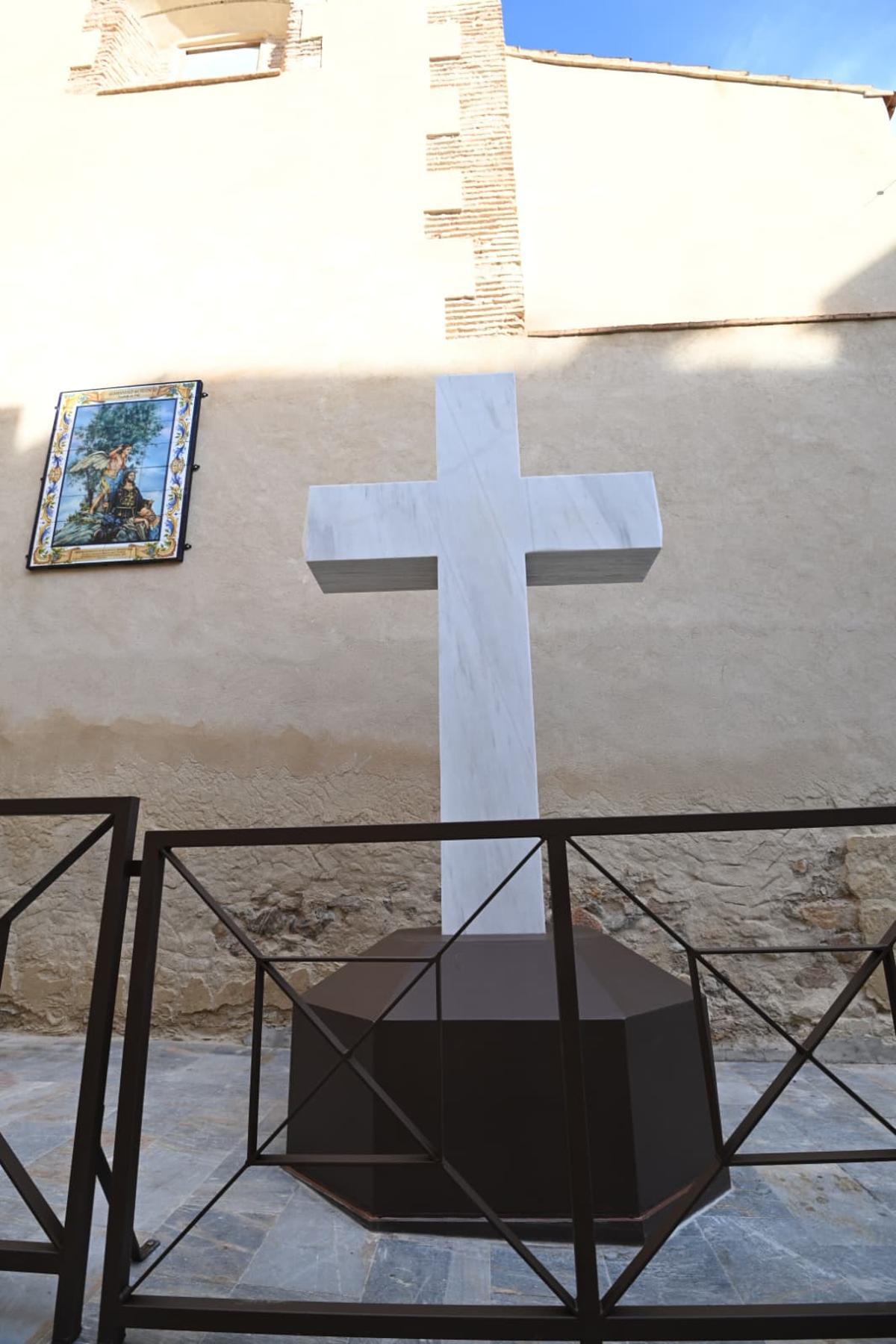 Así ha regresado el munumento de la Cruz de Callosa de Segura en un suelo privado junto a la ermita de Nuestra Señora del Rosario Así ha regresado el munumento de la Cruz de Callosa de Segura en un suelo privado junto a la ermita de Nuestra Señora del Rosario