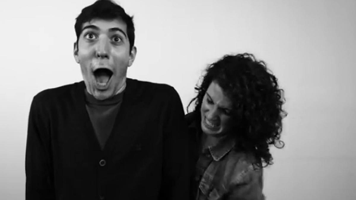 Uns desconeguts, suposadament, fan com si es masturbessin.