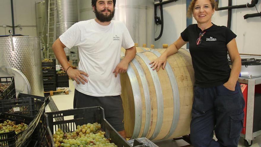 Guillermo y Victoria en las instalaciones de la bodega, ubicada en el polígono Guadalhorce.