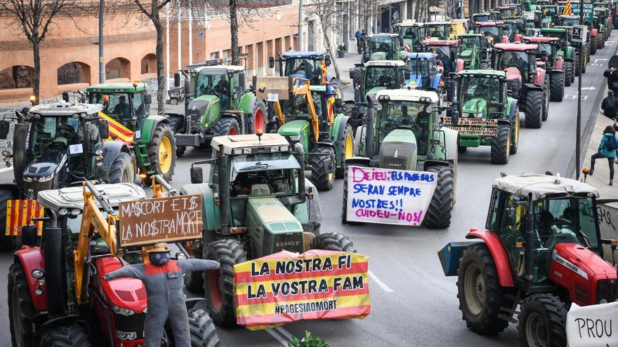 Protesta de la pagesia: Centenars de tractors es concentren a Girona