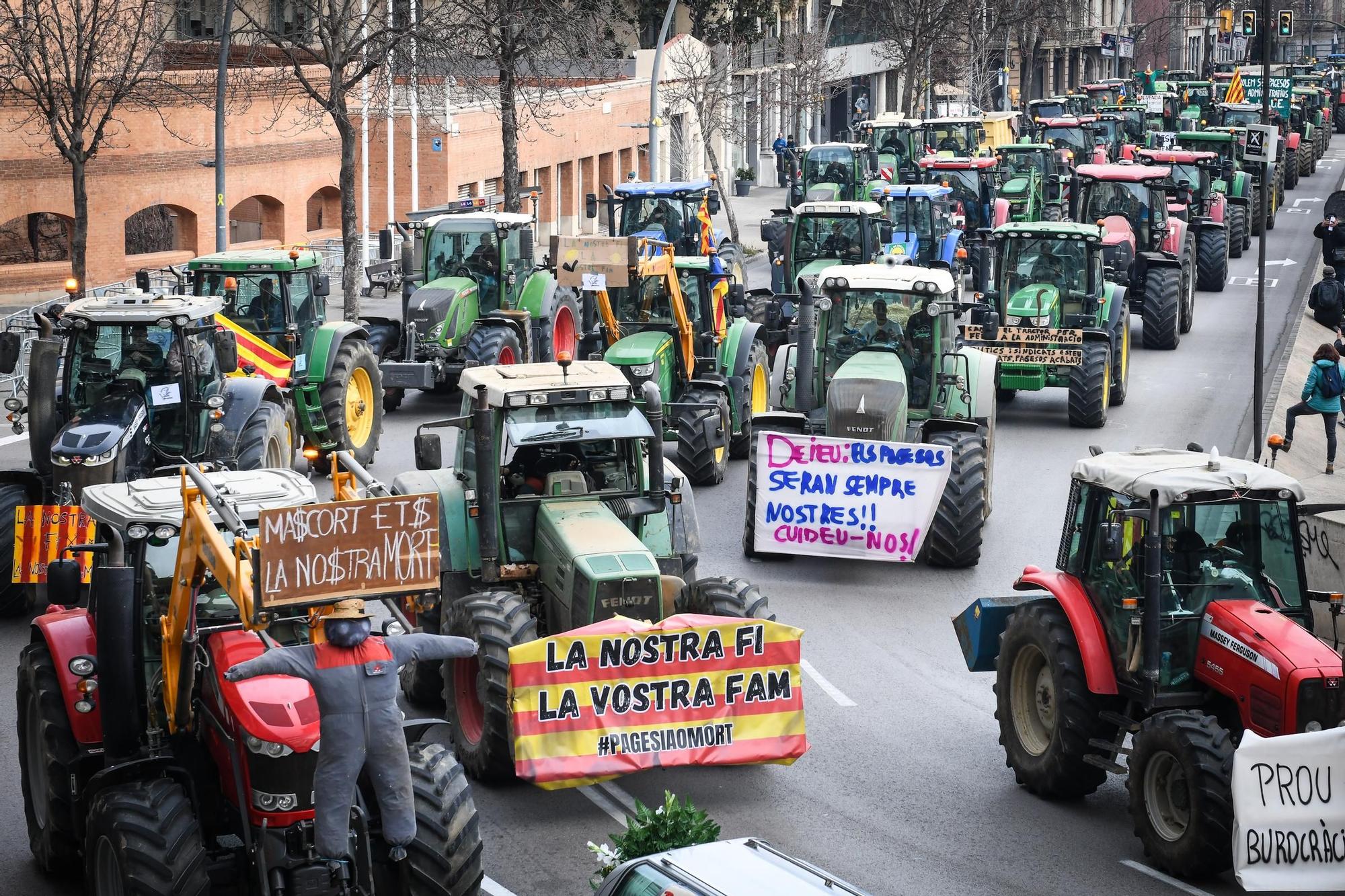 Més de 200 tractors es concentren a Girona