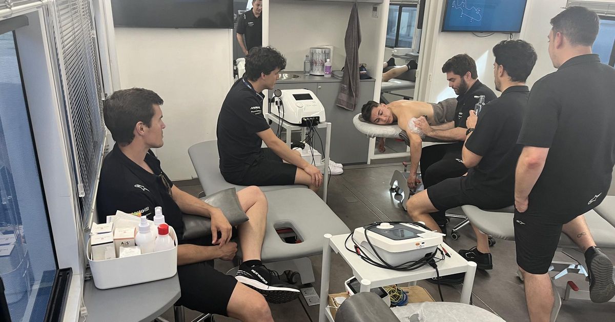 Un fisio de Quirón Prevención trata a Raúl Fernández, rodeado de sus compañeros.